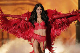 Adriana Lima abandona las pasarelas hasta los 40 años