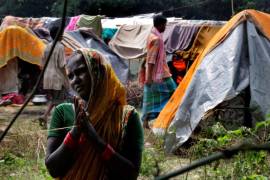 Una mujer afectada por las inundaciones del noreste de la India en un campo de refugiados.