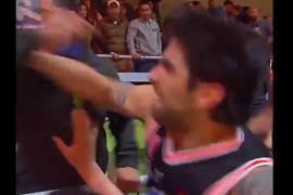 Basquetbolista enfurece y golpea a un aficionado