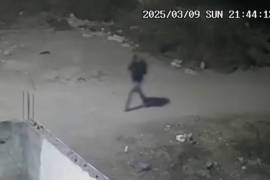 En el video compartido en redes sociales, se observa a un hombre salir corriendo de un lote baldío mientras se escuchan gritos de auxilio.