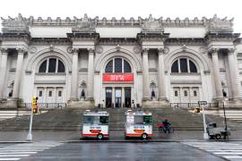 Entrada principal del Museo Metropolitano de Arte en Nueva York tras cerrar en abril de 2020 por la pandemia del COVID-19. EFE/EPA/Justin Lane