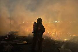 La vivienda quedó completamente consumida por el fuego, con pérdida total de muebles y electrodomésticos.