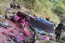 Soldados y rescatistas, junto a los restos de un bus de pasajeros que se cayó por un precipicio en Wellawaya, Sri Lanka, el 5 de febrero de 2025. FOTO:
