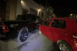 El automóvil terminó con severos daños tras impactarse contra una camioneta estacionada.
