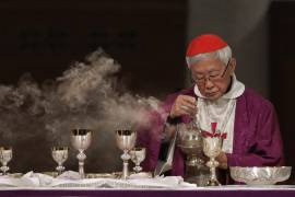 El cardenal Joseph Zen, un gran crítico de los intentos de acercamiento entre Beijing y el Vaticano, preside una misa de vigilia por el obispo Michael Yeung en Hong Kong, el jueves 10 de enero de 2019.