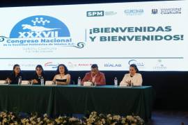 Autoridades y científicos en el Paraninfo del Ateneo Fuente durante la ceremonia de apertura del congreso.