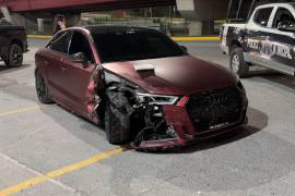 El vehículo Audi involucrado en el percance, el cual presenta daños en la parte frontal tras el fuerte impacto por alcance.