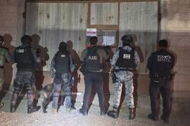 Elementos de la Policía Estatal, la AIC, la Guardia Nacional y el Ejército resguardaron el inmueble durante el operativo en el ejido San Francisco de Arriba.