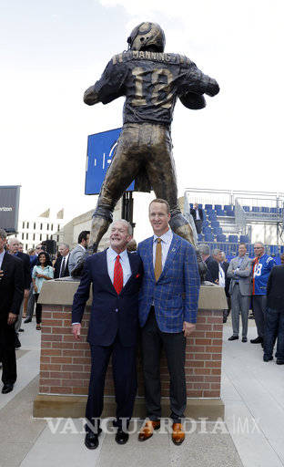 $!Colts develan estatua de Manning afuera de su estadio