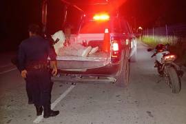 El motociclista fue ingresado a las celdas municipales tras el percance, en el que se reportó un menor lesionado.