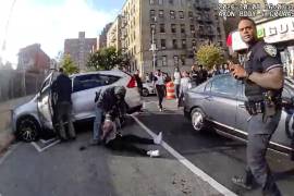 En esta imagen, tomada de un video de la cámara corporal de un agente y difundida por el Departamento de Policía de Nueva York, personal policial atiende a Oscar Belgal, un hombre dominicano de 28 años que recibió disparos de agentes federales de inmigración.