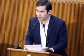 “La persecución sigue, quieren mi voto como rehén y me quieren usar como ejemplo para generar miedo a los demás legisladores”, declaró.