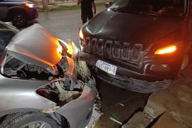 El Toyota Yaris terminó con severos daños en la parte frontal después de impactarse contra una camioneta Jeep que se encontraba estacionada.