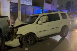 La camioneta terminó impactando varios vehículos estacionados en la colonia Valle Dorado.