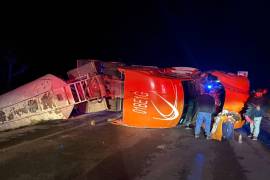 El tractocamión Kenworth quedó volcado sobre ambos carriles en el kilómetro 216 del tramo Puerto México–La Carbonera.