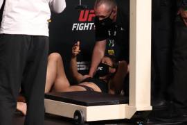 Peleadora de la UFC se colapsa en ceremonia de pesaje