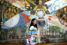 Critican a Dua Lipa por no usar cubrebocas en Bellas Artes; museo utiliza visita para promocionarse