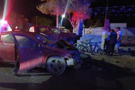 Elementos de seguridad detectaron que el conductor presuntamente responsable presentaba aliento alcohólico y localizaron una botella de tequila dentro del vehículo involucrado.