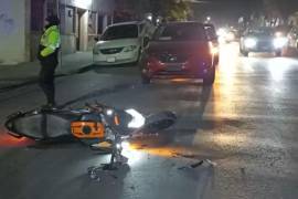 El motociclista resultó con lesiones en la espalda y la cadera tras ser impactado por un vehículo que presuntamente era conducido bajo los efectos del alcohol.