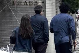 El hijo de AMLO aparece acompañado de dos personas en el barrio de Aoyama, en Tokio.