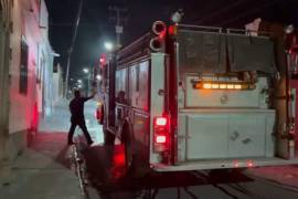 Elementos del Cuerpo de Bomberos y personal de Protección Civil acudieron al Centro de Saltillo para sofocar un incendio registrado en una vivienda abandonada, evitando que las llamas se propagaran a inmuebles aledaños.