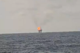 Plataforma satélite de Petróleos Mexicanos incendiándose.