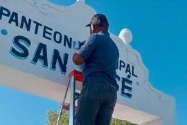 Personal municipal realiza labores de limpieza y mantenimiento en el camposanto local.