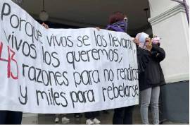 Asistentes se movilizaron por avenidas del centro de Toluca, con consignas como “40, 41, 42, 43... justicia, justicia, justicia”.