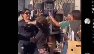 El enfrentamiento entre vecinos y agentes municipales quedó registrado en video, donde se observa a mujeres policías forcejeando con menores de edad.