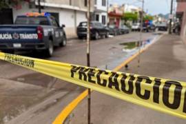 Habría sido atacada cuando descendía de su vehículo; en el sitio fueron hallados 10 casquillos.