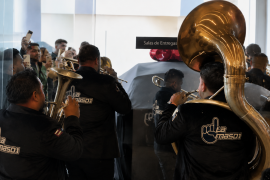 La entrega del vehículo estuvo acompañada por música en vivo dentro de la agencia, mientras el automóvil esperaba a sus nuevos propietarios con un gran moño rojo.