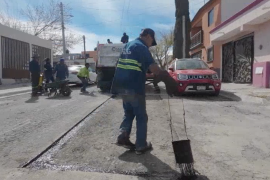 Cuadrillas municipales realizaron trabajos de rehabilitación de la carpeta asfáltica en calles de la colonia El Rodeo, al poniente de Saltillo.