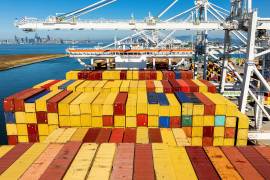 Contenedores de mercancías se ven en un barco en el puerto de Oakland el miércoles 6 de agosto de 2025, en Oakland, California.