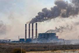 Grandes columnas de humo oscuro provenientes del complejo termoeléctrico generaron nuevas denuncias entre habitantes de Nava. Las centrales José López Portillo y Carbón II utilizan carbón mineral para la generación de electricidad.