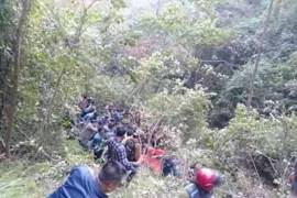 Autobús cae de barranco en Nepal y deja 18 muertos