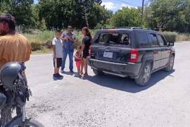 La mujer y los dos menores que viajaban en la camioneta involucrada en el choque resultaron ilesos, pese a lo aparatoso del accidente.