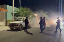 Elementos de la Policía Municipal y Estatal resguardaron el área mientras los rescatistas realizaban las maniobras necesarias para extinguir por completo el siniestro.