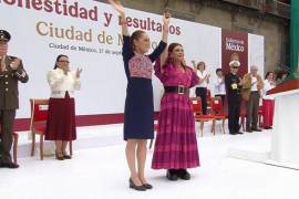 Clara Brugada respalda a Sheinbaum en el Segundo Informe de Gobierno en Zócalo, Ciudad de México.