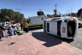 El exceso de velocidad provocó este accidente vehicular en la carretera Francisco I. Madero, dejando a dos personas lesionadas.