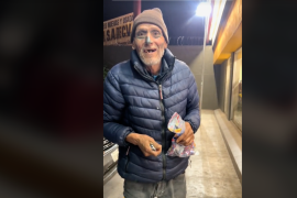 Julio, vendedor de dulces en Saltillo, agradeció al joven por su ayuda con una sonrisa