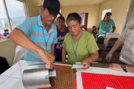 Ejidatarias de Cuatro Ciénegas aprenden a transformar la cera de candelilla en productos útiles para el hogar, como parte del taller impartido por la UAAAN.