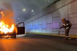 El vehículo Seat quedó completamente envuelto en llamas tras registrarse una presunta falla mecánica.