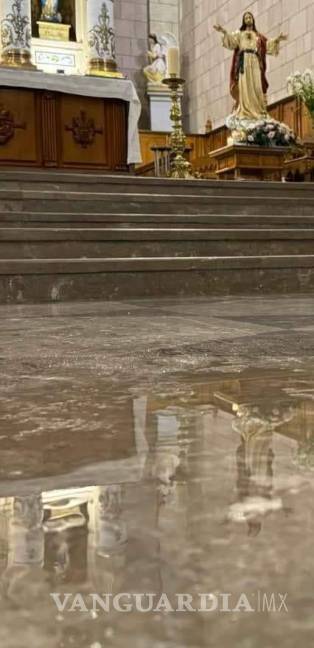 $!Se mete el agua a Catedral y otros templos de Saltillo: no se posponen misas