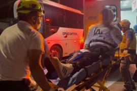 Paramédicos atendieron al conductor lesionado en el lugar del accidente ocurrido en la colonia Fundadores.