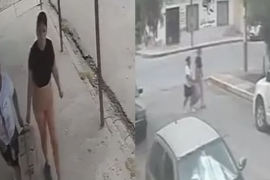 Cámaras de seguridad captaron el momento en que dos mujeres dejaron a los perritos en un área verde antes de retirarse del lugar.