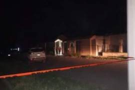 De acuerdo con los primeros datos recabados, una mujer y un joven habrían ingresado a la vivienda ubicada sobre la calle Elizardo Gutiérrez, donde presuntamente ocurrió la agresión con un machete.