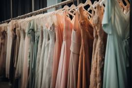 Cáritas Saltillo organiza la venta de vestidos para apoyar a adultos mayores de la Casa Hogar “El Buen Samaritano”.