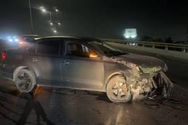 El vehículo Jetta quedó con severos daños tras impactar contra la barrera metálica.