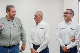 El alcalde Tomás Gutiérrez Merino supervisa el avance de la primera clínica gratuita en la colonia Analco.