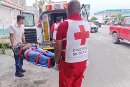 Paramédicos de la Cruz Roja acudieron al negocio para brindar atención al hombre lesionado.